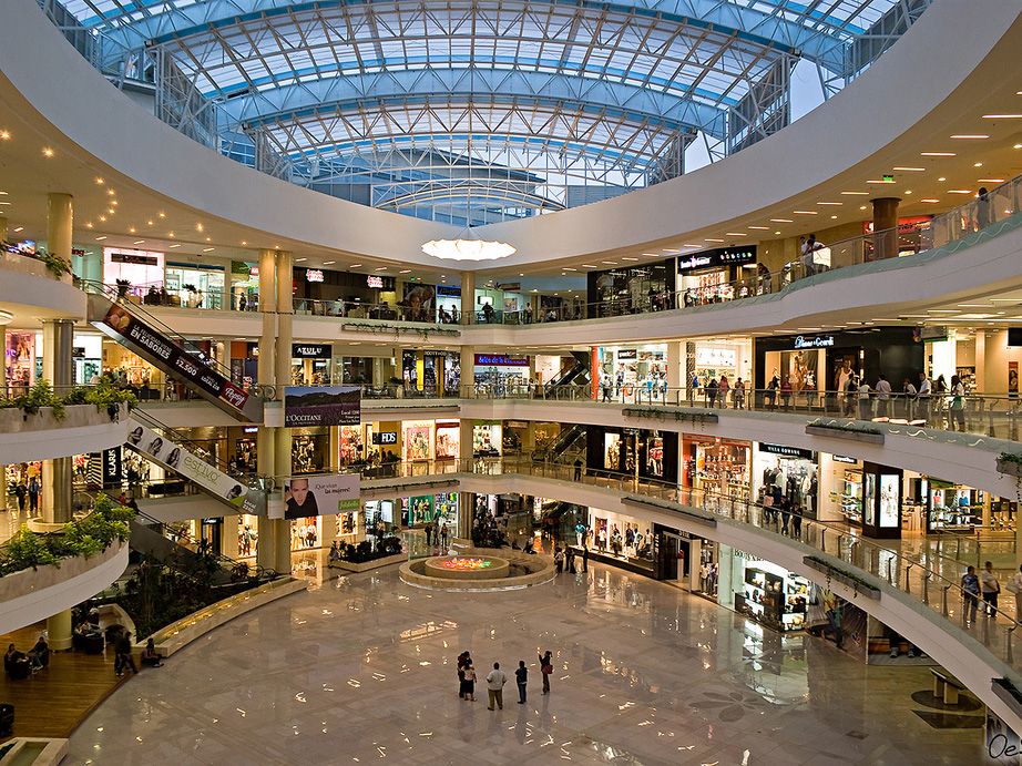 Vantagens de Morar Perto de Centros Comerciais