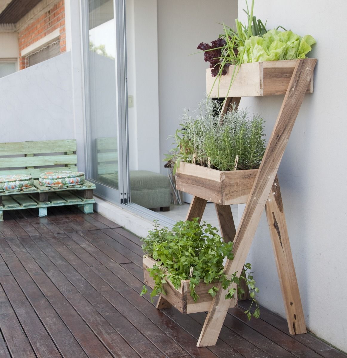 Como criar uma horta urbana no seu apartamento